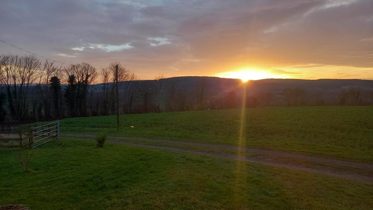 Gite Cottage Chaleureux En Pleine Campagne Vue Sur Les Monts Et Forets Et Le Chateau De Carrouges Luaran gambar