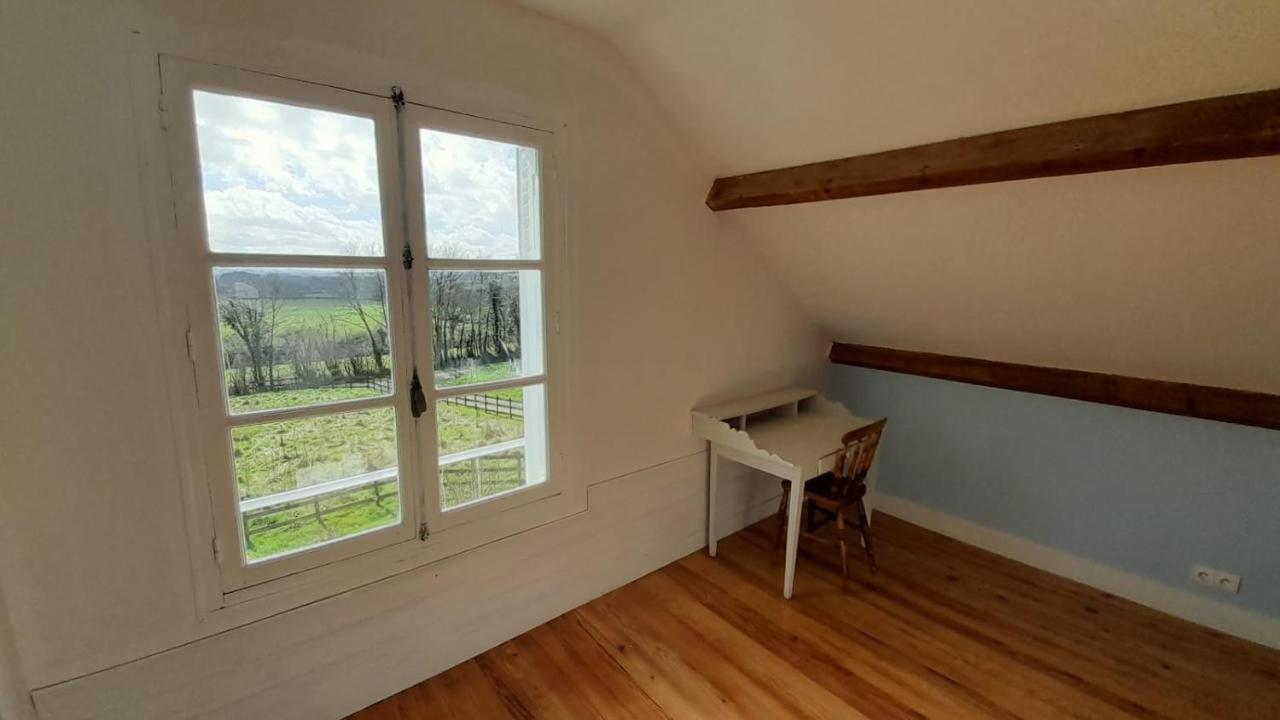 Gite Cottage Chaleureux En Pleine Campagne Vue Sur Les Monts Et Forets Et Le Chateau De Carrouges Luaran gambar