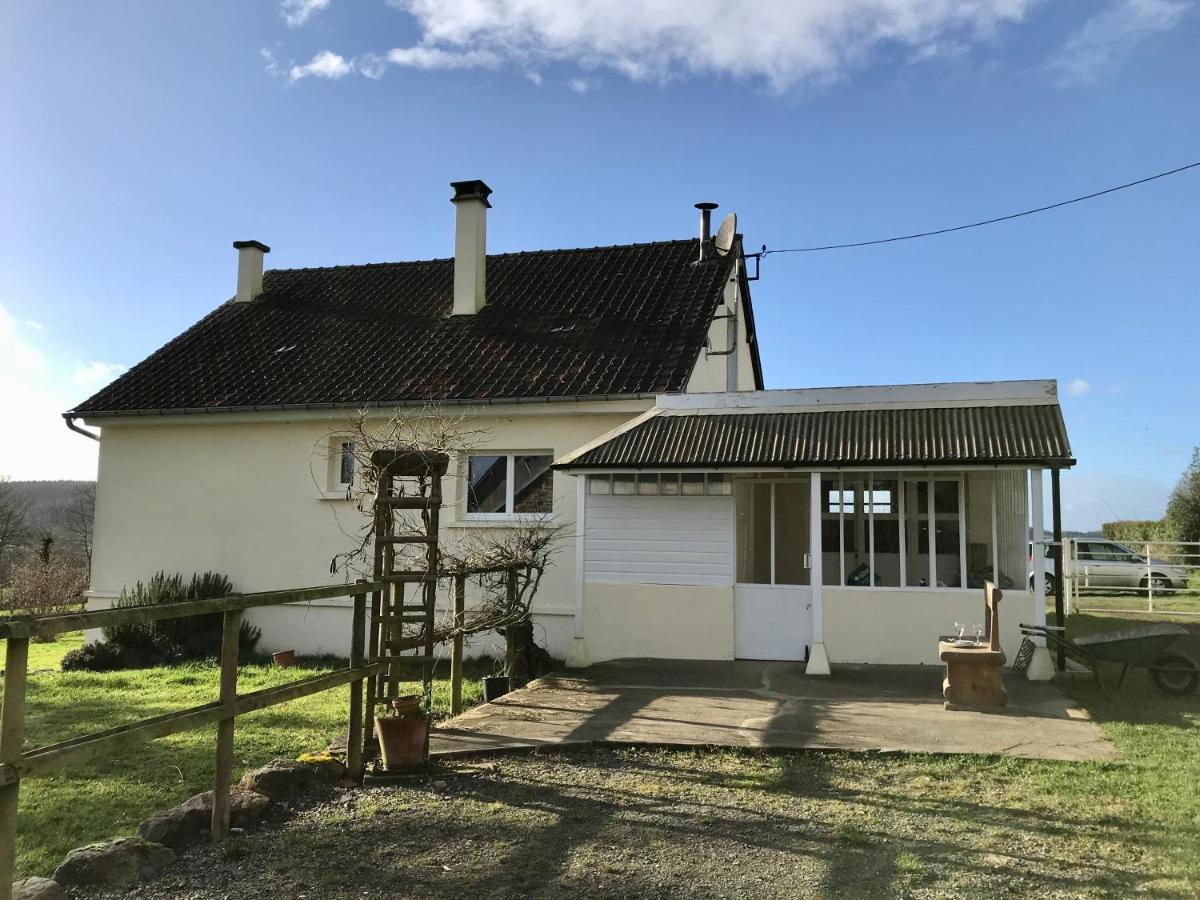Gite Cottage Chaleureux En Pleine Campagne Vue Sur Les Monts Et Forets Et Le Chateau De Carrouges Luaran gambar